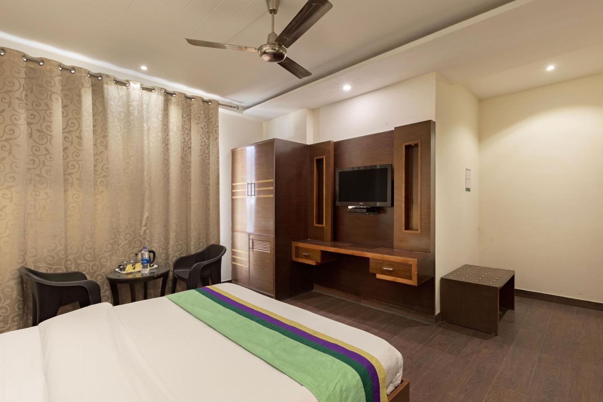 Treebo White Castle, Gurgaon Hotel Exterior foto