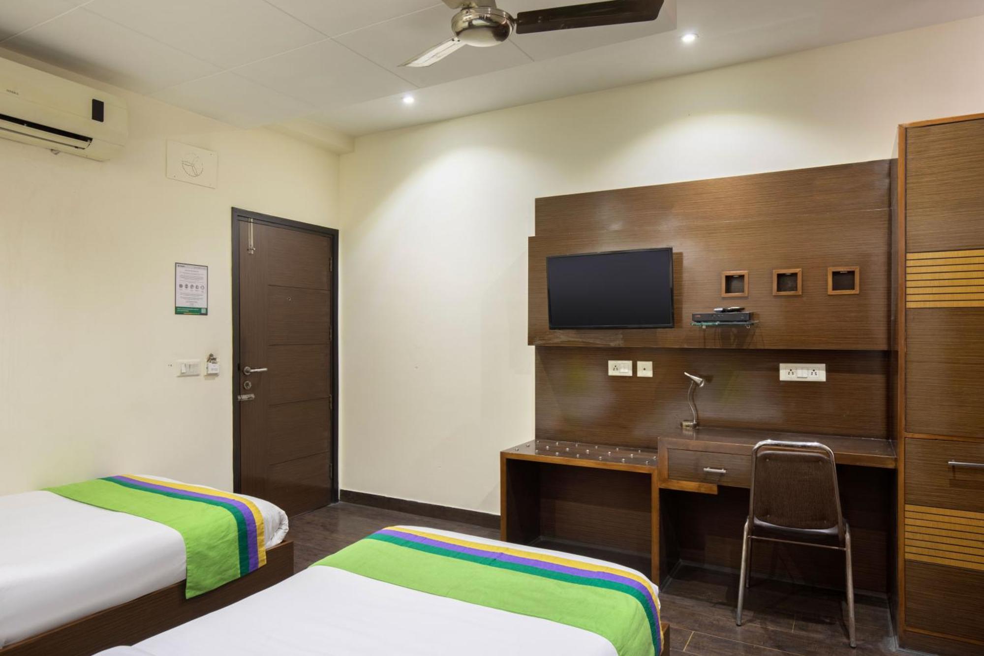 Treebo White Castle, Gurgaon Hotel Exterior foto