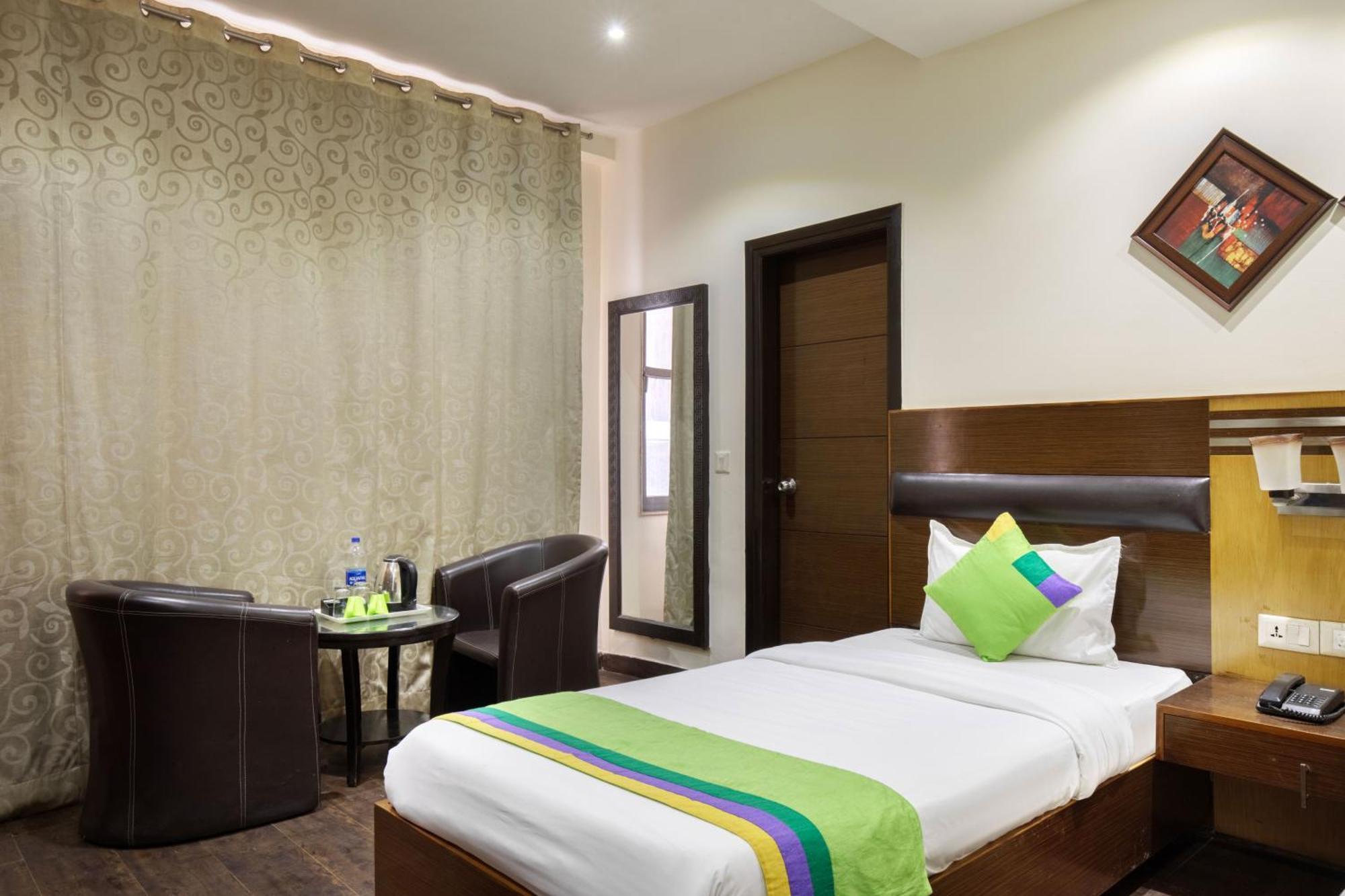Treebo White Castle, Gurgaon Hotel Exterior foto